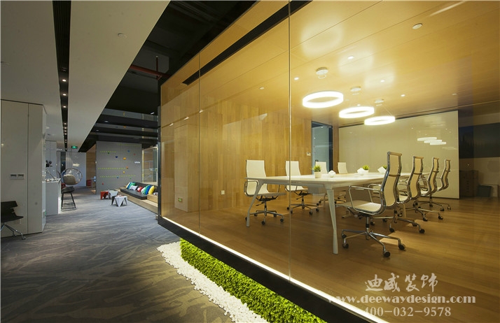 跨街广告牌，商业街广告牌，跨路广告牌